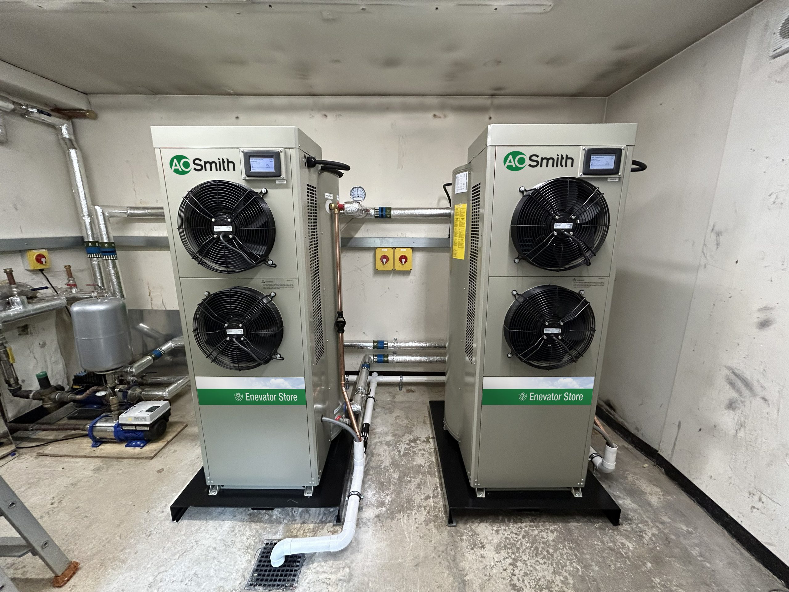 2 enevator store warmtepompboilers van A.O. Smith bij een hotel