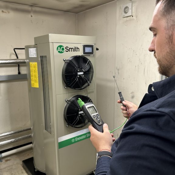 Enevator Store warmtepompboiler meting in hotel